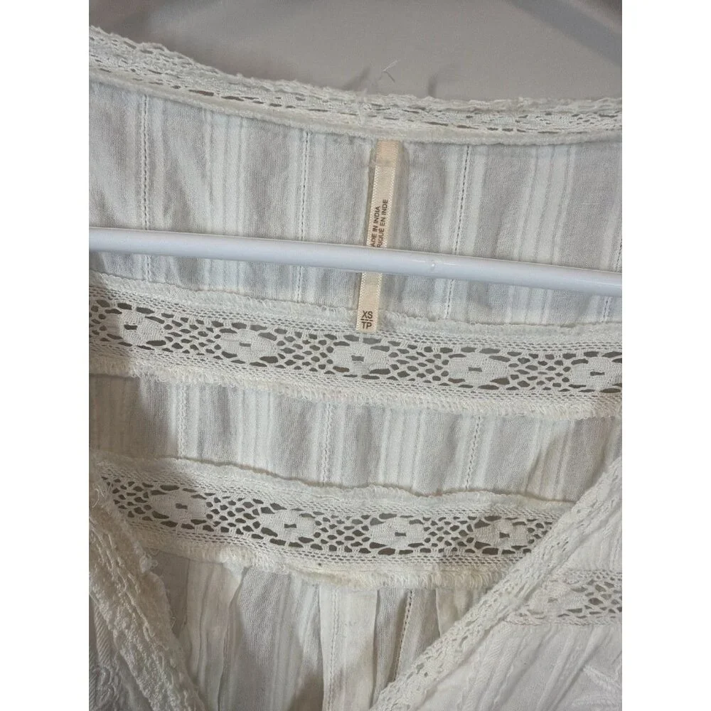 Free People White Crochet Blouse Size XS Boho Lace Detail‎ Romantic Top V Neck